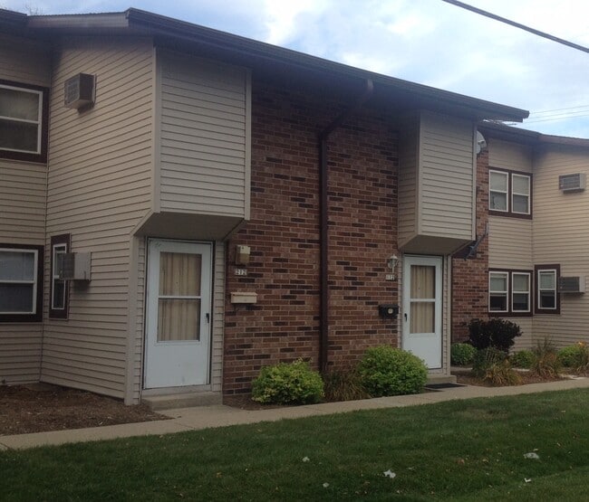 Photo - 825 N Rochester St Unidad Maple Court