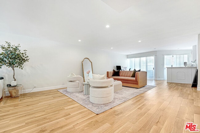 Building Photo - 339 N Oakhurst Dr Unit 404