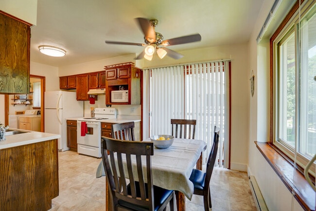 Photos are of mirror unit in the same building. Exact finishes may be different. - 42 Park Heights Court Unit #3