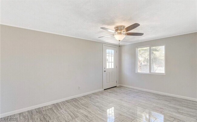 Photo - 1932 Hassett Ave