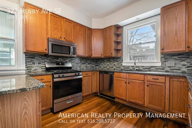 Photo - 327 Henry Ave SE