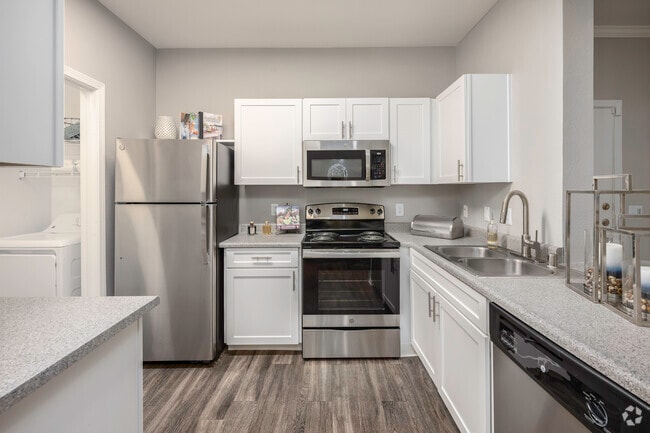 2BR, 2BA - 1060SF - Kitchen