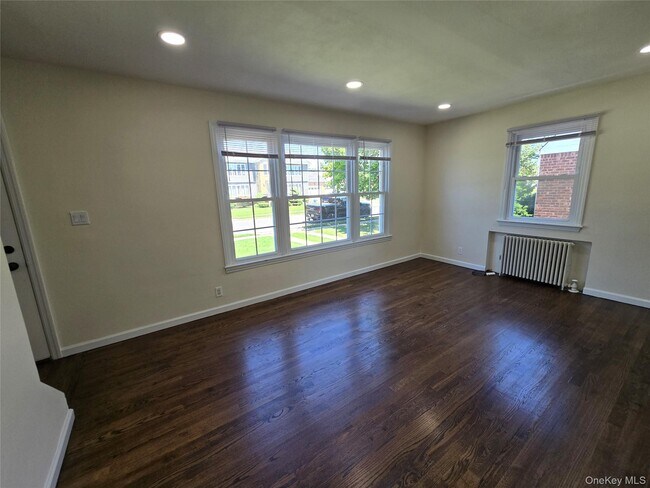 Photo - 754 Park Ln S