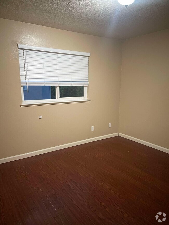 Building Photo - 1364 Hobart Dr Unit #A Rental