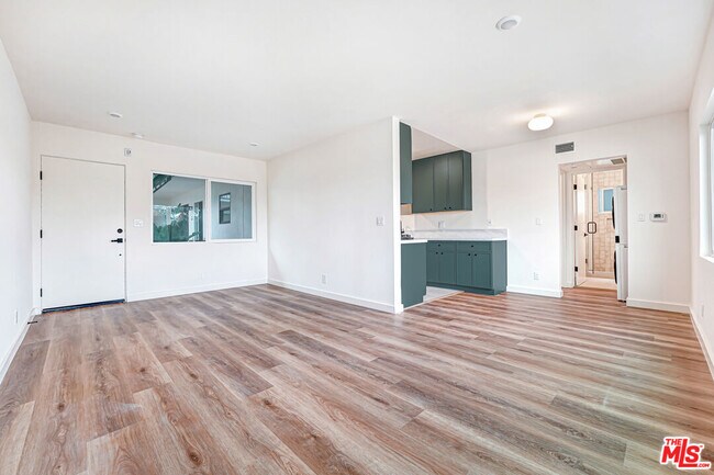 16185 Sunset Blvd Unidad 2