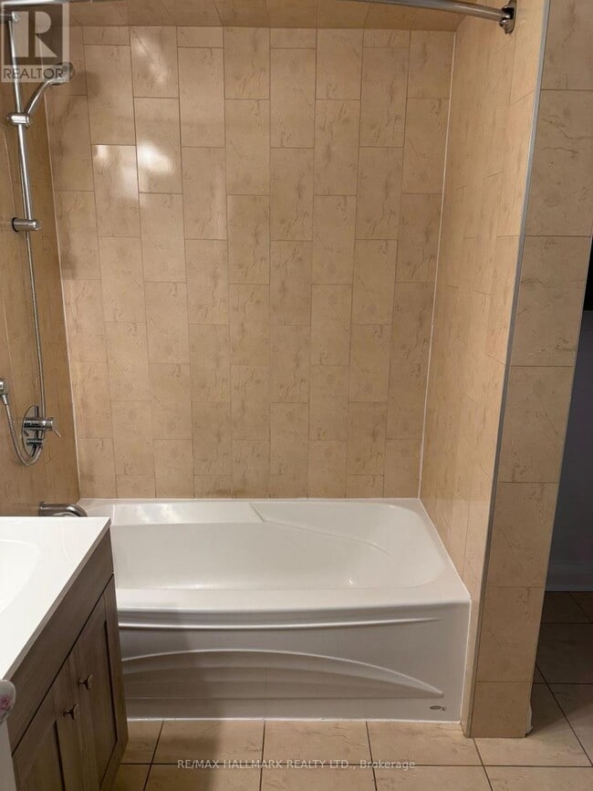 Photo - 160 Welland Ave Unité 2nd Floor