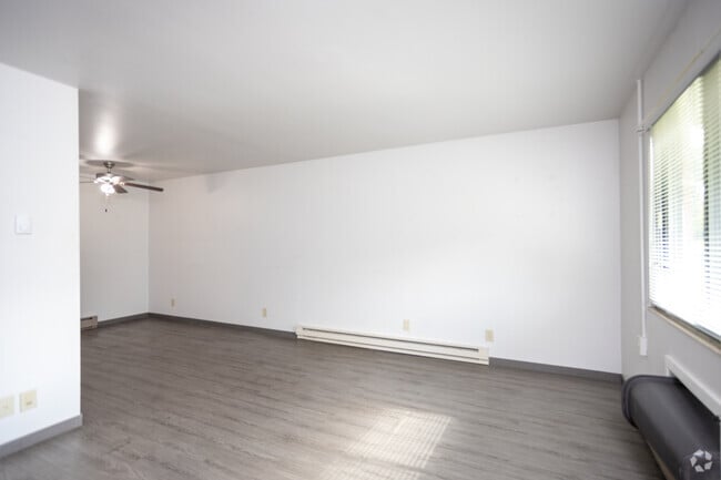 2BR, 1BA - 720 SF