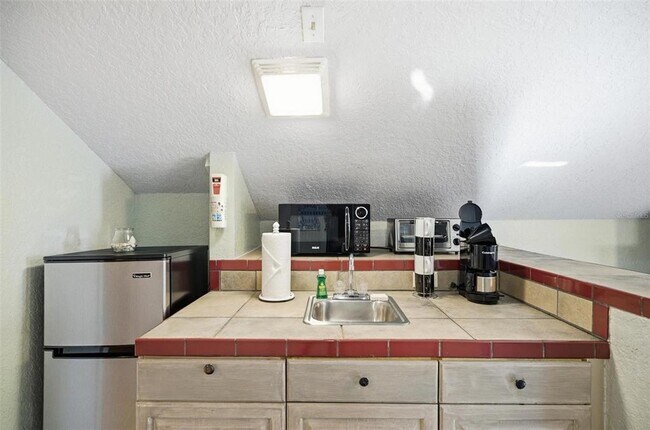 Photo - 305 N 6th St Unit B