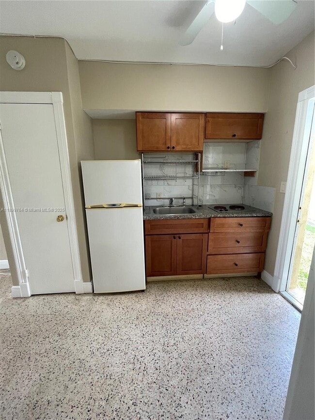 Building Photo - 940 SW 4th Ave Unit 2
