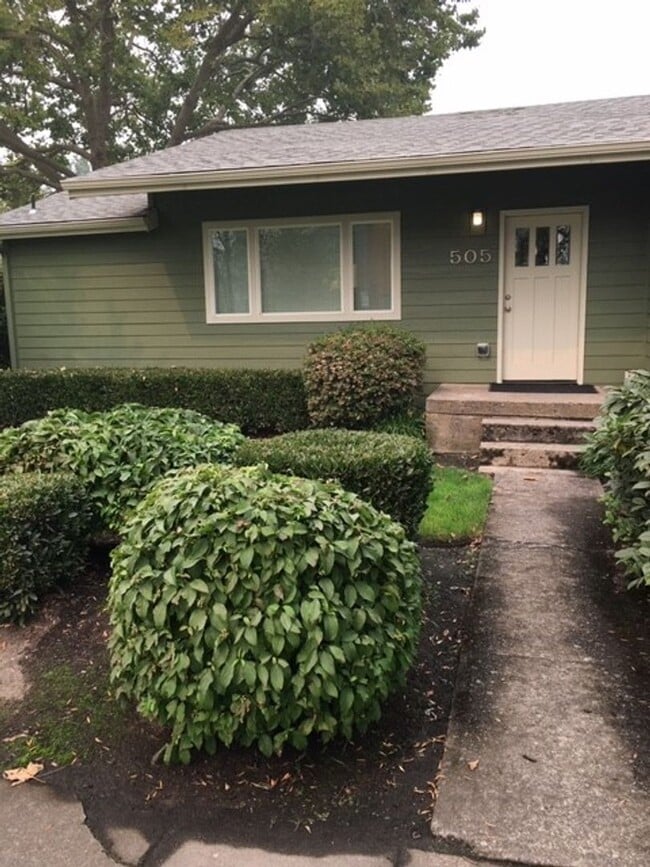 Building Photo - Gorgeous Recently updated 3 bed House Just Blocks from Campus!