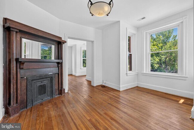 Photo - 1252 E St NE