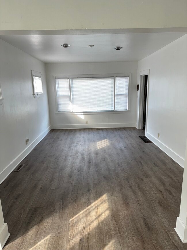 Sala de estar - 1019 Romayne Ave