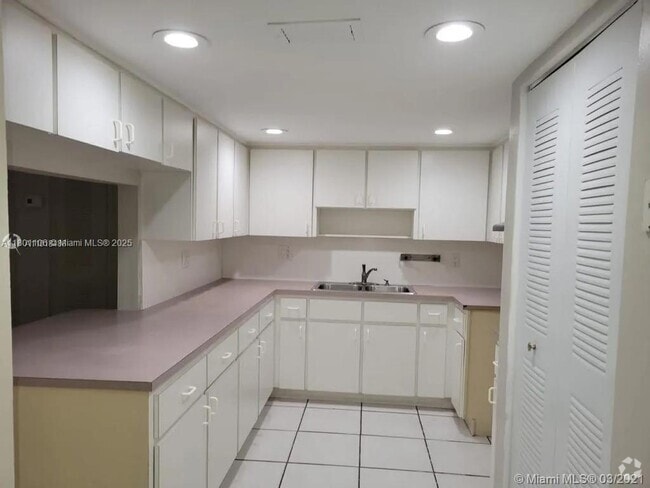 Building Photo - 1900 W 68th St Unit G200 Rental