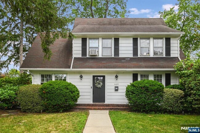 Photo - 669 Doremus Ave