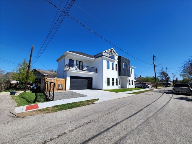 Building Photo - 207 Carl St