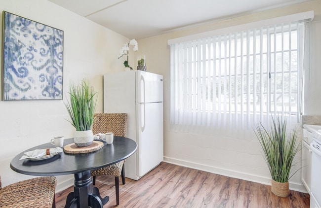 Photo - Sedgefield Apartments