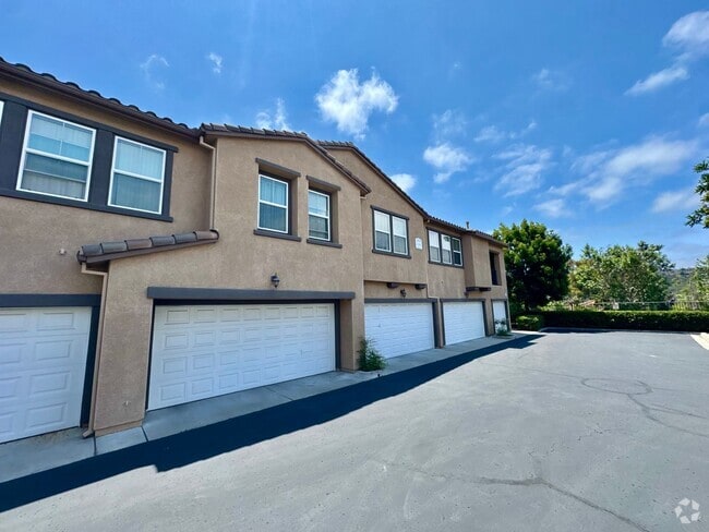 Building Photo - Amazing 2B/2BA w/ Attached 2 Car Garage, W... Rental