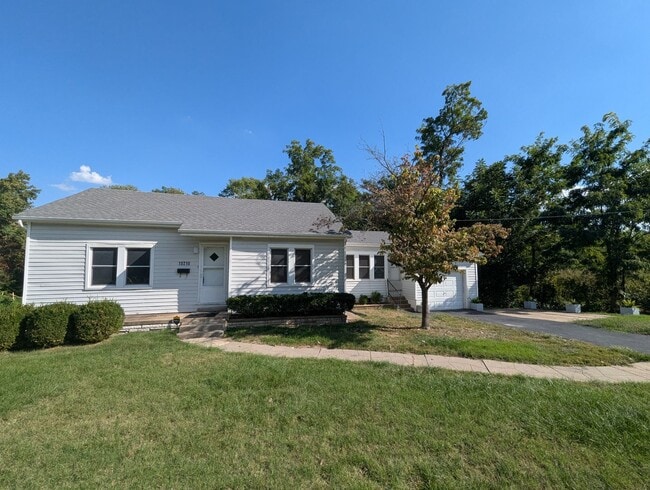 Building Photo - Belle of Bellefontaine - **Half Off Securi...