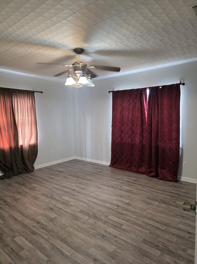 Photo - Located in Leakesville.