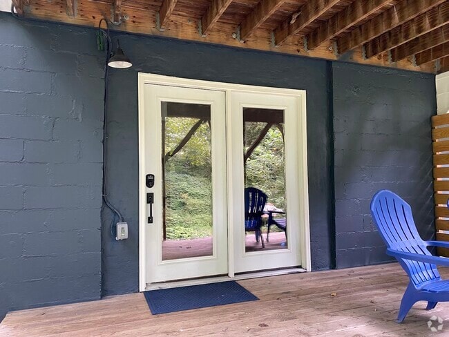 Private Entrance to 1 Bed/1 Bath Efficiency Apartment - 173 State St Rental