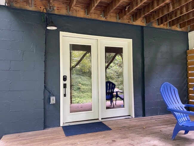 Private Entrance to 1 Bed/1 Bath Efficiency Apartment - 173 State St House