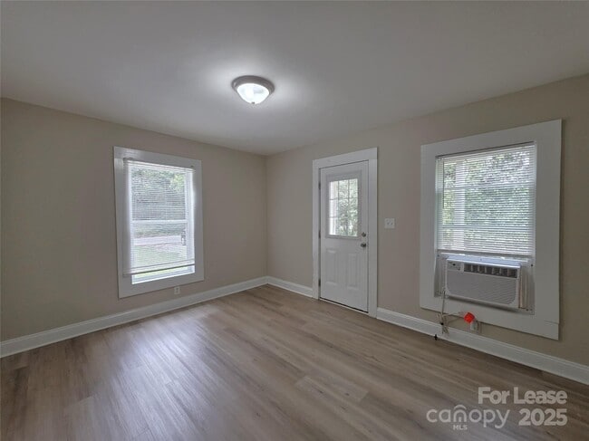 Photo - 1417 Oakshade Ave