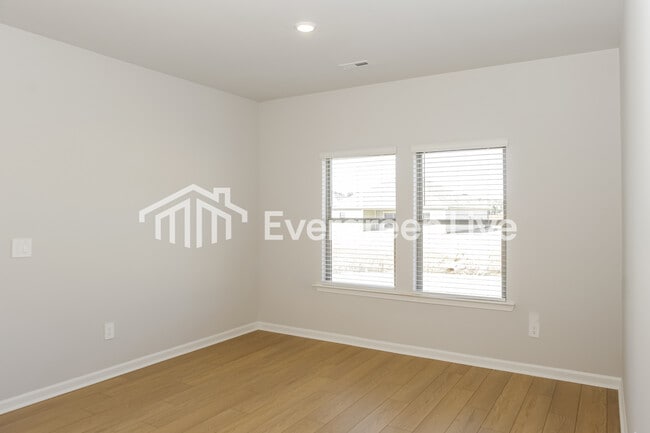 Photo - 107 Ashby Pond Dr