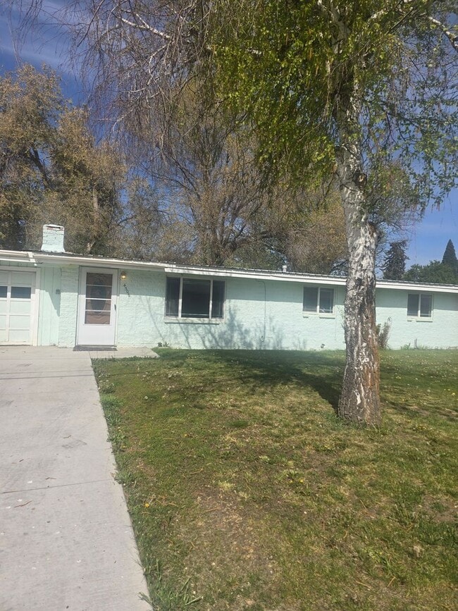 Building Photo - 3 bedroom 2 bath