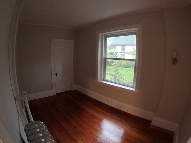 Photo - Nicely renovated, pet friendly 1 bed unit ...
