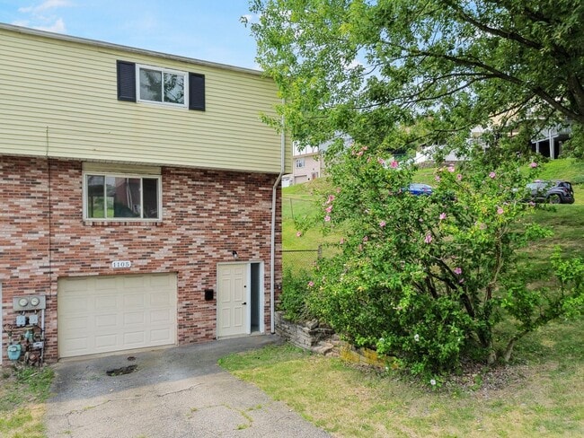 Building Photo - AVAILABLE NOW!! Fully RENOVATED 2 bedroom TOWNHOME in WEST MIFFLIN!
