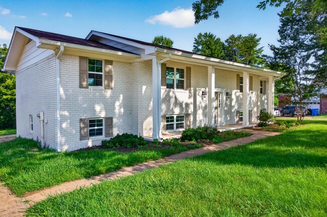 Building Photo - 9512 Heathwood Dr
