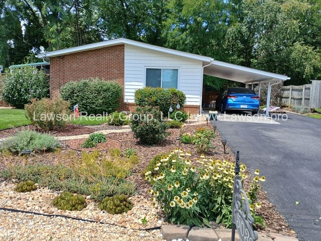 Building Photo - Charming Brick Ranch with Beautifully Land... Rental