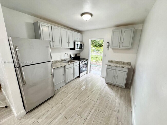 Building Photo - 631 NW 11th Ave Unit C