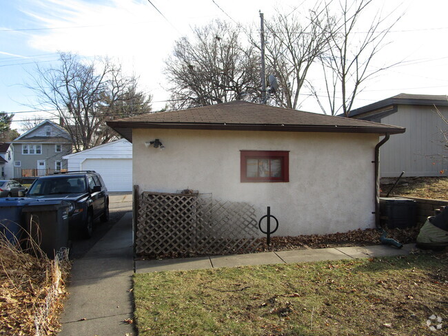 Building Photo - 3441 23rd Ave S Unit Second floor 2bed-1bath Rental