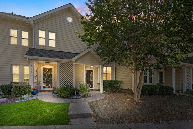 Building Photo - 9231 Kings Canyon Dr