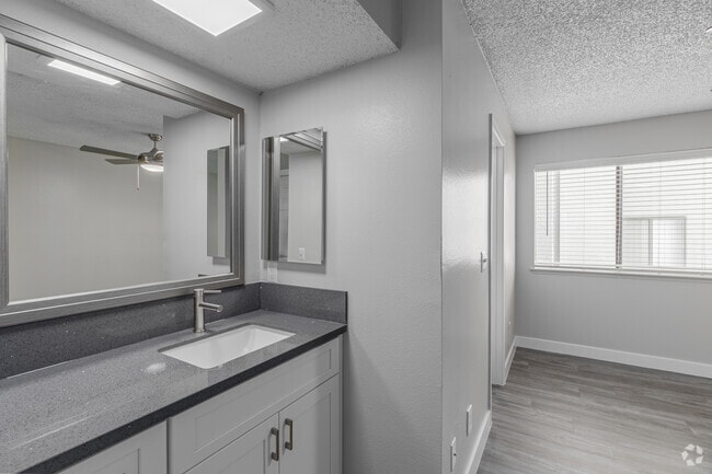 2BR, 2BA - 965SF - Bedroom