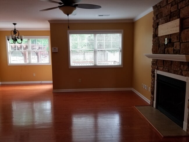 Photo - 9816 Thunderbolt Way