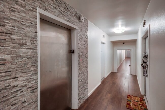 ascensor - 537 W. Hyde Park Blvd