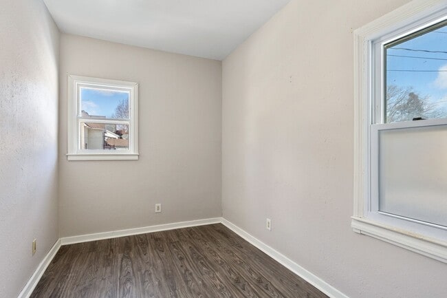 Building Photo - 120 W 5th St Unit Lower