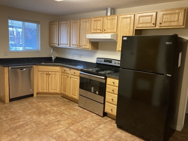 kitchen - 922 S Lake St Unit 1