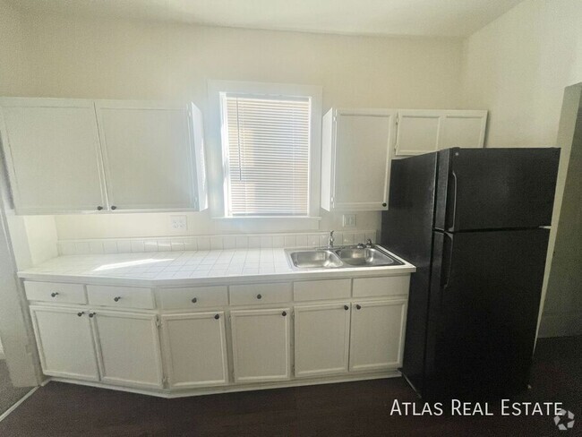 Building Photo - BEAUTIFUL SPACIOUS AND RENOVATED 3 BED 1 B... Unit 2201 W Pikes Peak Rental