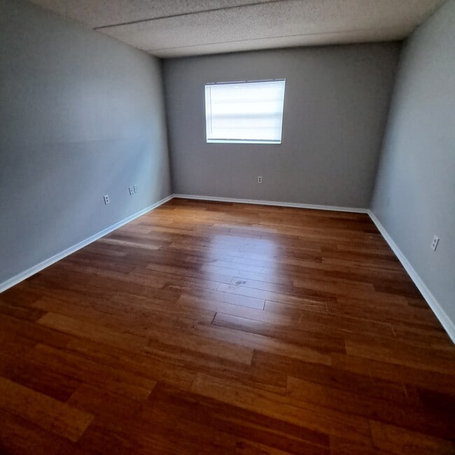 Building Photo - 12300 Park Blvd Unit Oakhurst Condominium 209