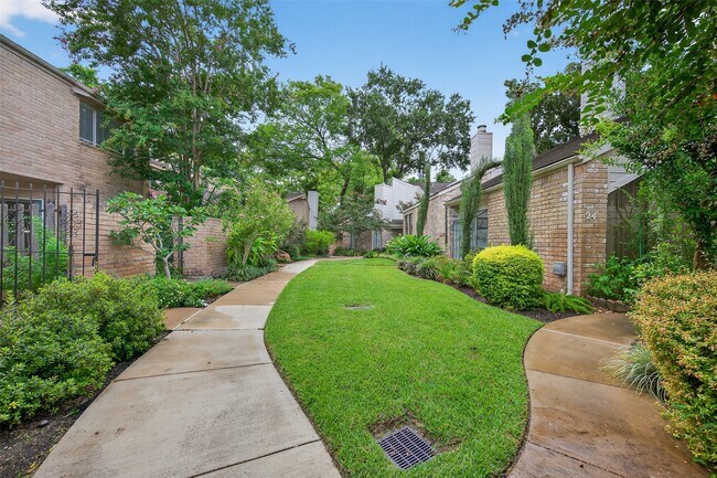 Building Photo - 12625 Memorial Dr Unit 17