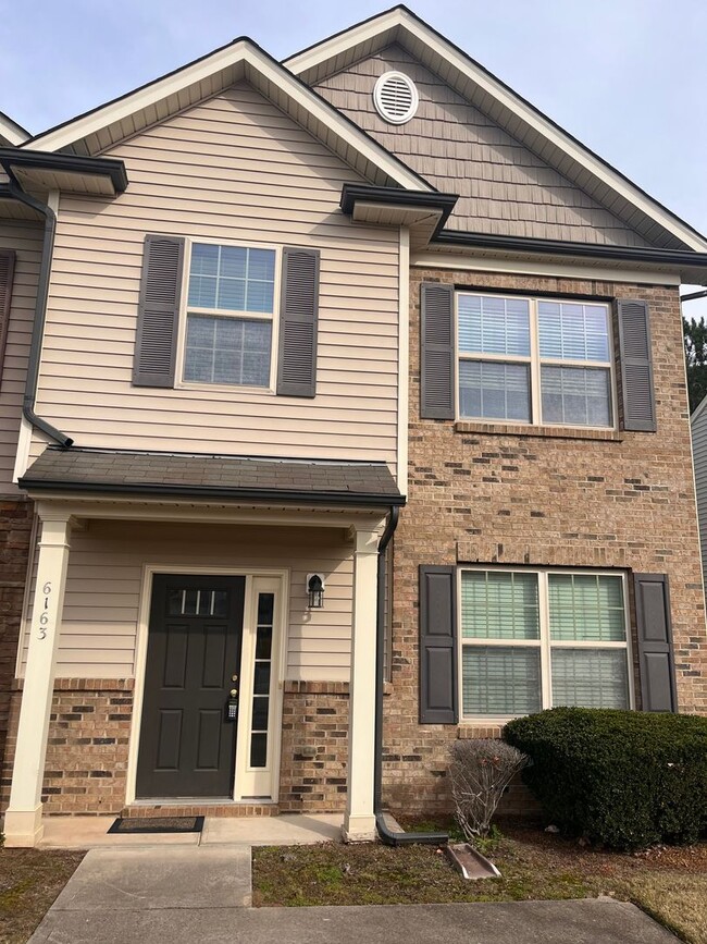 Building Photo - Beautiful 3 bedroom 2.5 baths Townhouse