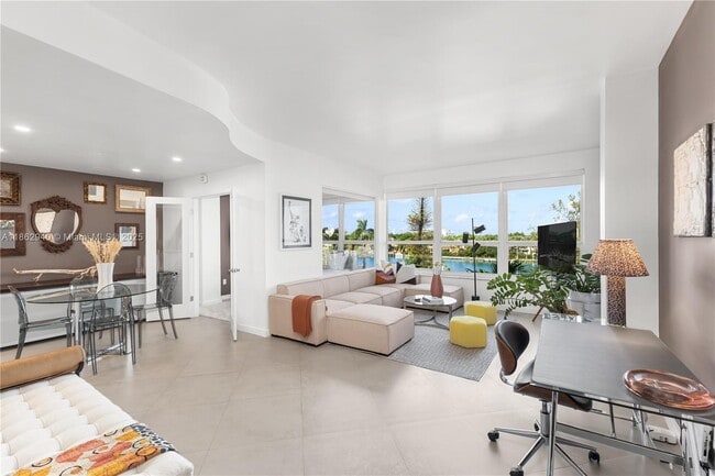 Building Photo - 4925 Collins Ave Unit 4H Rental