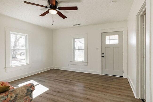 Photo - 2084 Broad St