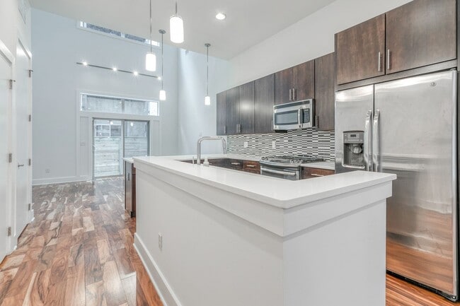 Building Photo - Old City Townhome