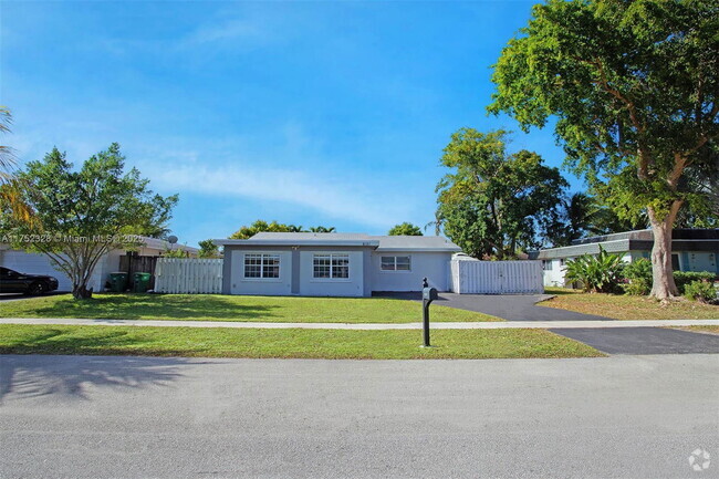 Building Photo - 8121 NW 72nd Ave Rental