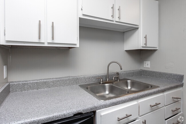 2BR, 2BA - 850SF - Kitchen