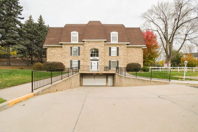 Photo - Spacious Country Club Estates Condo with P...